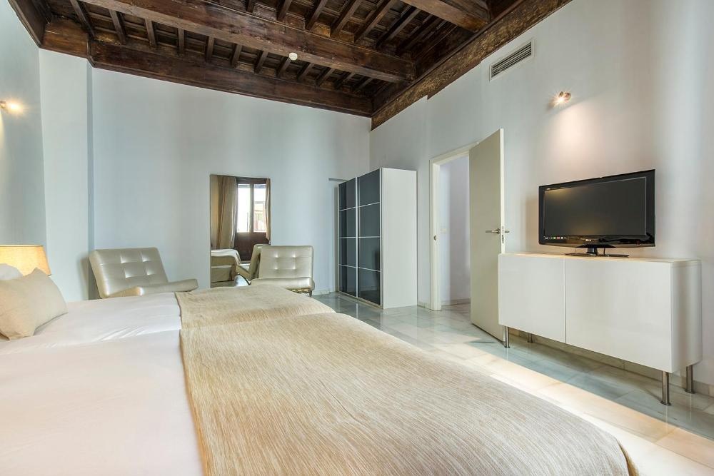 tuGuest Elvira Suites