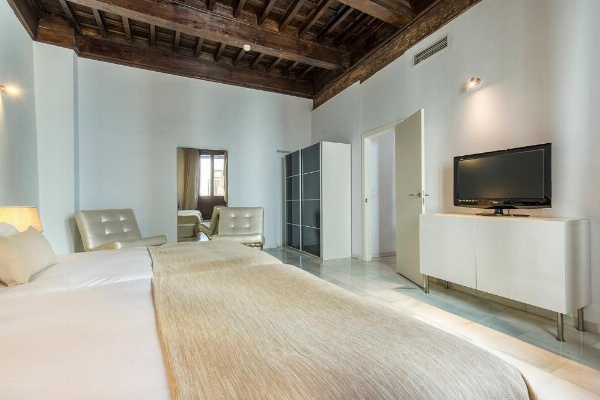 tuGuest Elvira Suites image 9